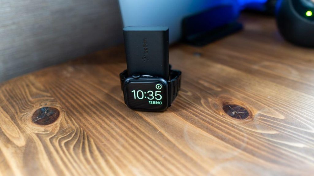 Apple Watch専用モバイルバッテリー「Belkin BOOST CHARGE」は縦置きでも充電できる