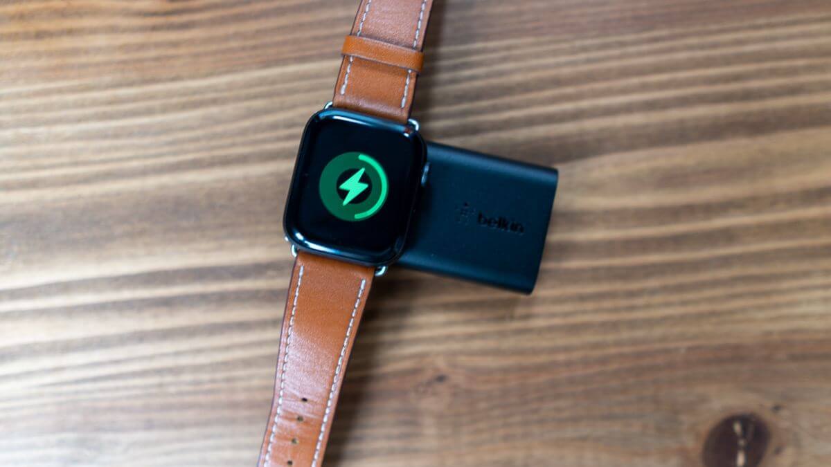 Apple Watch専用モバイルバッテリー「Belkin BOOST CHARGE」で充電中